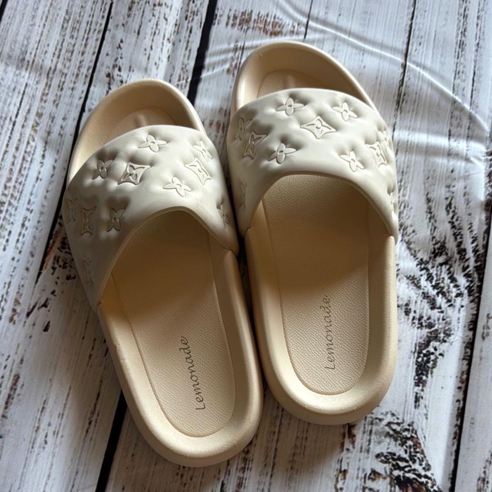 Lemon Cream Quilted Sandals for Casual Comfort